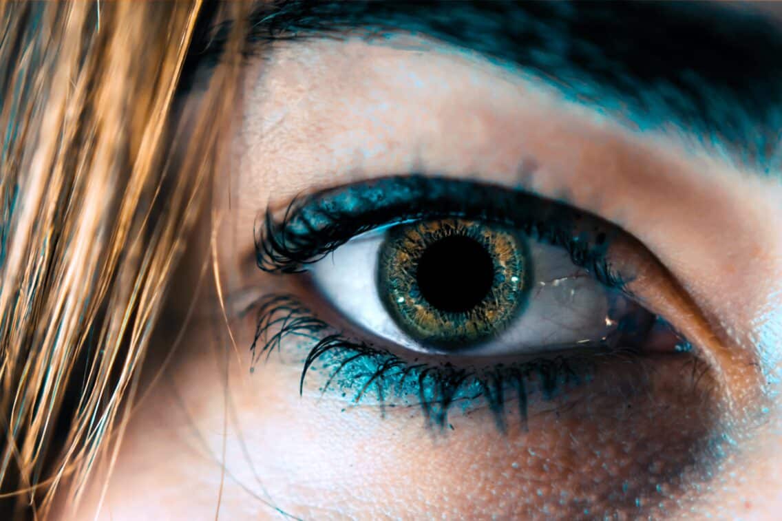 De kracht van kleur: hoe je make-up jouw uitstraling versterkt